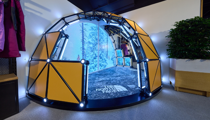 最近，The North Face 更於 K11 Art Mall 開設佔地超過 3,800 平方英尺的亞太區最大型品牌概念店，首次將户外運動系列及城市探索系列同場展示，提供不同的 on-and of